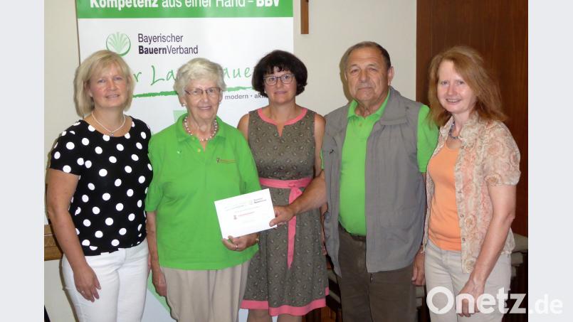 Freuen sich über eine Spende: Martha Binner und Georg Heigl von der Kinderkrebshilfe Oberpfalz-Nord zusammen mit der Kreisbäuerin Josefine Kick (links), Bezirksbäuerin Rita Blüml (Mitte) und Petra Schäffler (rechts). fsb