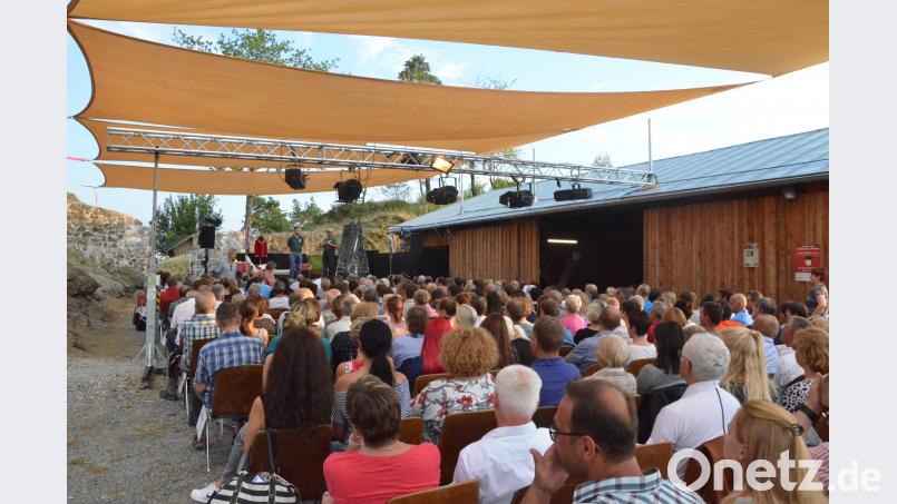 Landestheater Oberpfalz gastiert mit &quot;Ernst sein ist alles&quot; auf der Burgruine Waldeck. Wolfgang Benkhardt