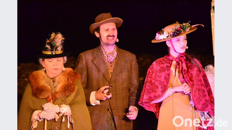 Landestheater Oberpfalz gastiert mit &quot;Ernst sein ist alles&quot; auf der Burgruine Waldeck. Wolfgang Benkhardt