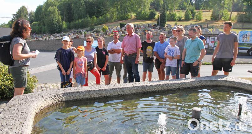 Start zu den Touren zum Schloßberg ist der Brunnen. Die Exkursionen führten vorbei am Friedhof und hinauf auf den Berg. nm