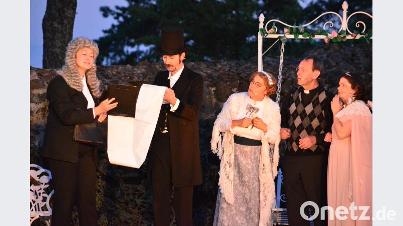 Landestheater Oberpfalz gastiert mit &quot;Ernst sein ist alles&quot; auf der Burgruine Waldeck. Wolfgang Benkhardt