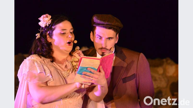 Landestheater Oberpfalz gastiert mit &quot;Ernst sein ist alles&quot; auf der Burgruine Waldeck. Wolfgang Benkhardt