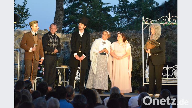 Landestheater Oberpfalz gastiert mit &quot;Ernst sein ist alles&quot; auf der Burgruine Waldeck. Wolfgang Benkhardt