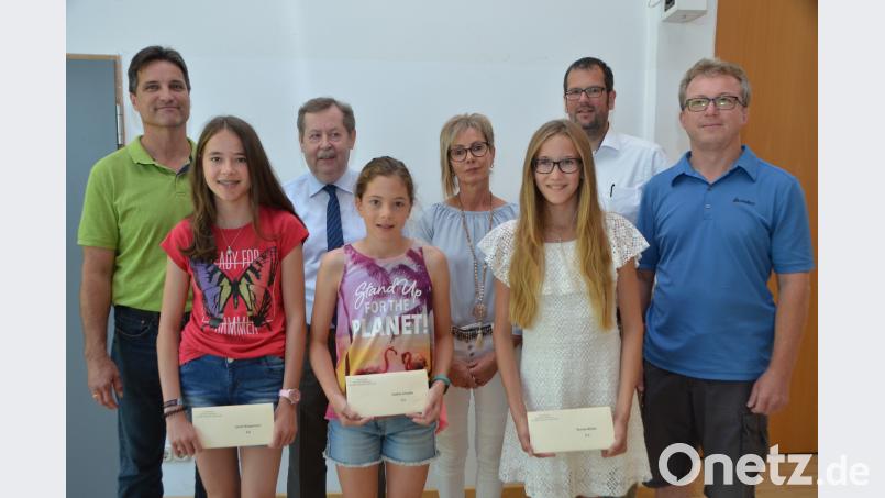 Rosina Ritzka (Dritte von rechts) aus der 6 a schafft als Schulbeste einen Notendurchschnitt von 1,0. Ihr folgen Sarah Woppmann aus Lerau (Zweite von links) mit 1,10 und Sophia Schuller aus Roggenstein mit 1,11 (Mitte). dob