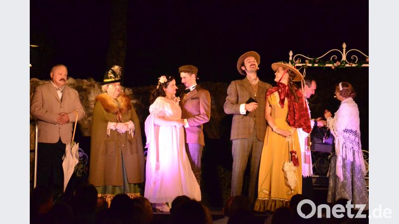 Landestheater Oberpfalz gastiert mit &quot;Ernst sein ist alles&quot; auf der Burgruine Waldeck. Wolfgang Benkhardt