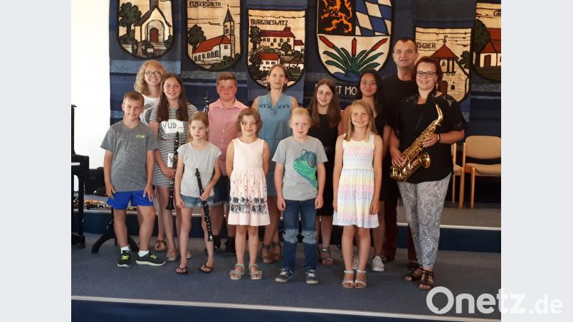 Zum Abschluss der Vorspielreihe der Musikschule Moosbach präsentieren sich die Schüler der Klasse Daniela Ermer (Zweite Reihe Mitten) auf verschiedenen Instrumenten. gi