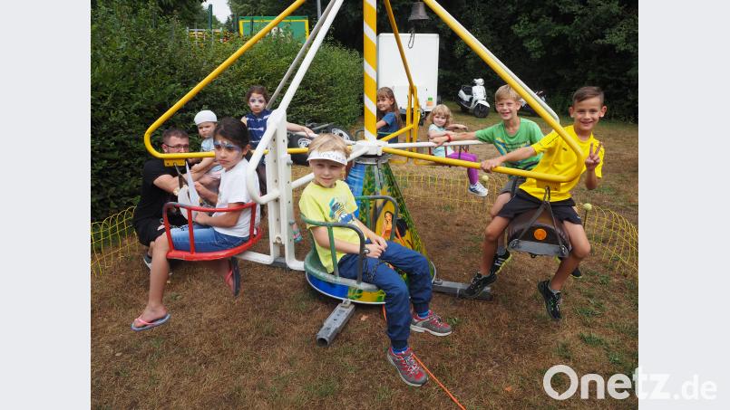 Kinder haben ihren Spaß im Karusell krb