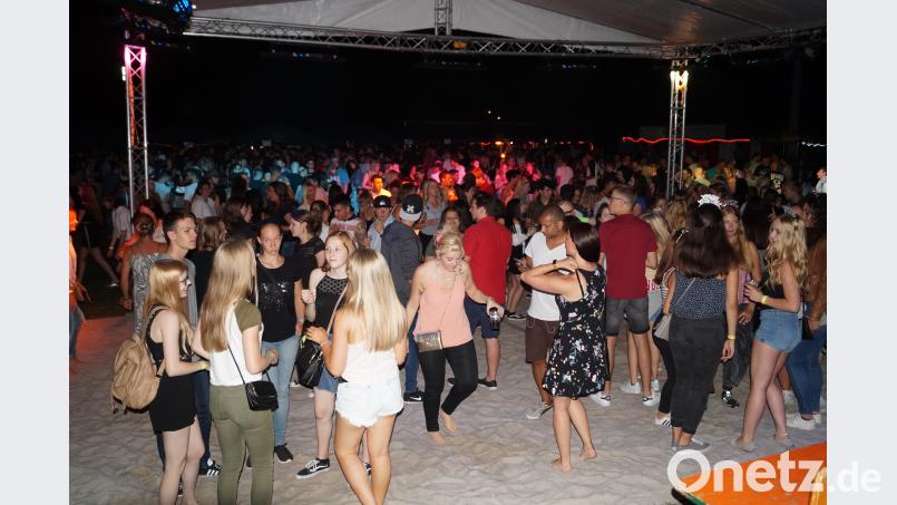 Hochbetrieb herrscht bei der Beach-Party der SpVgg sowohl auf dem Kiesbett als auch auf dem übrigen Areal bei heißer Musik von DJ "Zotti-Peter". du
