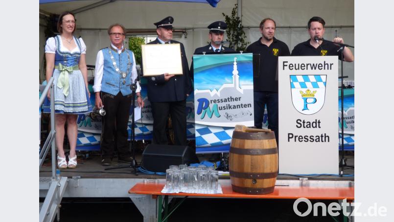 Stadtverbandsvorsitzender Christian Panzer (rechts) begrüßte die Besucher des Bürgerfestes. Bürgermeister Werner Walberer (Zweiter von links) freute sich, dass Lieutenant Colonel (LTC) Heather Mc Ateer (links), die Kommandeurin von Pressaths US-Militärpartnereinheit und deren Angehörige, zum Auftakt der Veranstaltung gekommen war. Schirmherr Andreas Kneidl (Dritter von rechts) hatte anschließend die Aufgabe, den Anstich des ersten Bierfasses vorzunehmen. mng