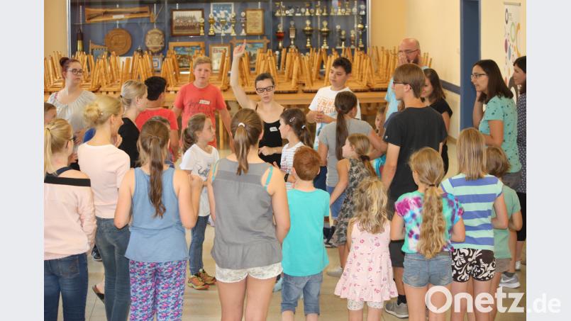 Voll konzentriert folgten die jungen Nachwuchsschauspieler den Anweisungen der Schauspielpädagogin Theresa Weidhas vom Ovigo-Theaterensembles beim Workshop in Kulz. weu