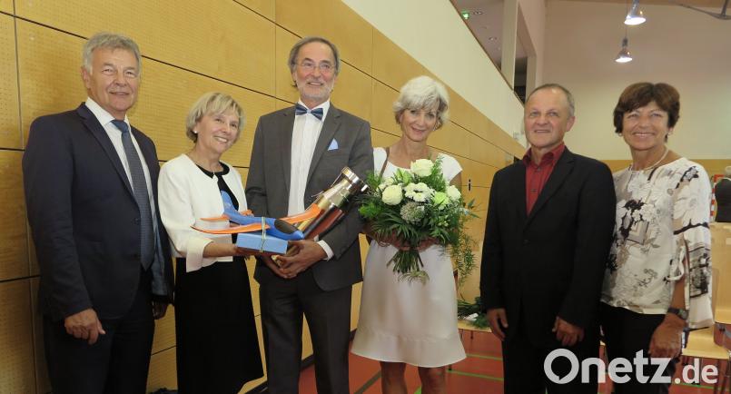 Ministerialbeauftragte Maria Kinzinger (Zweite von links) verabschiedete Direktor Helmuth Kösztner (Dritter von links) und Konrektor Harald Schönberger (Zweiter von rechts) in den Ruhestand. Mit im Bild Ehefrau Christa Kösztner (Dritte von rechts), zweite Bürgermeisterin Ulrike Roidl (rechts) und stellvertretender Landrat Joachim Hainisch (links) Hirsch