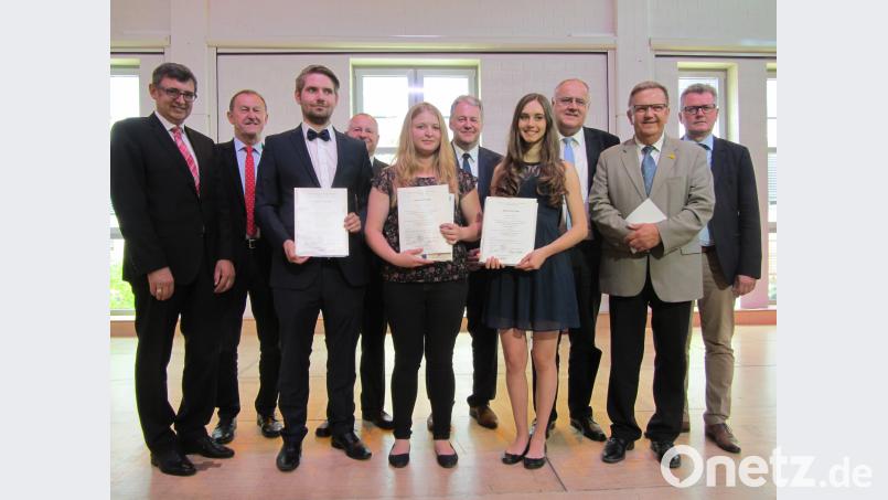 Die Jahrgangsbesten Marina Prechtl, Andrea Hochreuther und Tim Winkler (vorne, von rechts) mit den Gratulanten Bezirks.Kulturreferent Thomas Gabler, Bezirksrat Richard Gassner, Direktor Benedikt Boßle, Landrat Richard Reisinger, Bezirkstags-Vizepräsident Lothar Höher, Bezirksrat Martin Preuß und Bürgermeister Michael Göth (hinten von links). aks