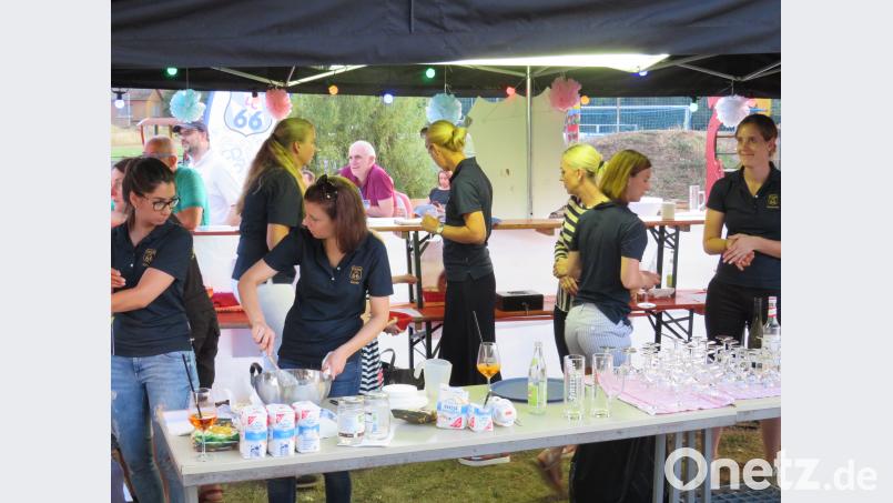 Viel Arbeit an der Ladies-Circle-Bar adj