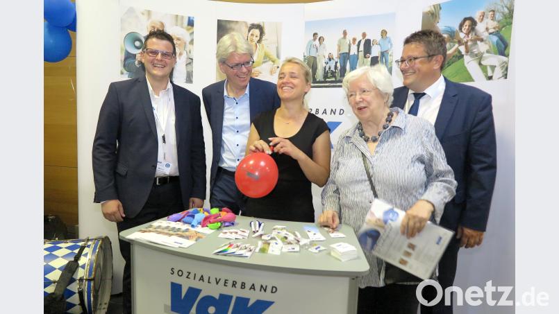 Kreisgeschäftsführer Bernd Steinkirchner, Landesgeschäftsführer Michael Pausder, Bundesvorsitzende Verena Bentele, Landesvorsitzende Ulrike Mascher und Bezirksgeschäftsführer Christian Eisenried (von links) organisierten die „VdK-Kundgebung zur Landtagswahl“. Bild: Hirsch