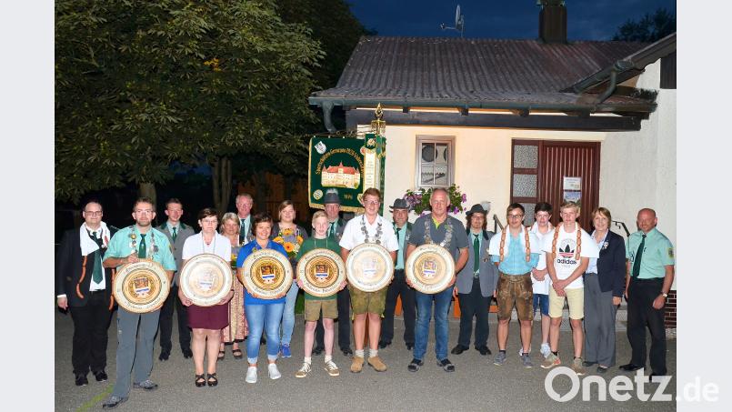 Andreas Bäumler (vorne, Vierter von links) kann seinen Königstitel aus dem Vorjahr verteidigen. Alle neuen Würdenträger erhalten Königsscheiben, auf denen ihr Name steht. fjo