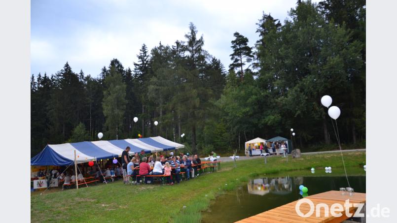 Die Landjugend Etzgersrieth hatte zum Sommernachtsfest am Badeweiher Etzgersrieth eingeladen. Sehr viele Besucher sorgen für einen großen Erfolg. Das Umfeld ist mit Lampions, Luftballons und bunten Lichterketten verziert. gi