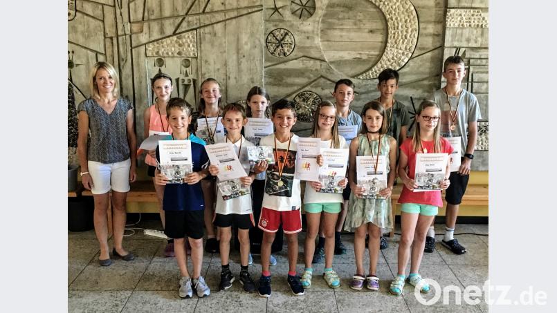 Sportlehrerin Susanne Gebhardt zusammen mit den besten Teilnehmern bei den Bundesjugendspielen der Grund- und Mittelschule Hirschau. fdl