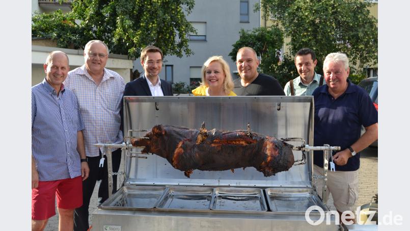 Guten Appetit! Die CSU gibt ein kross gebratenes Schweinchen aus. hcz