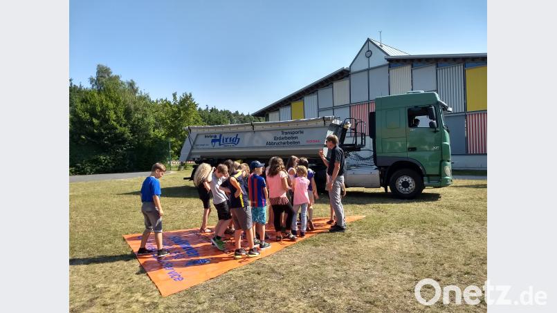 Der Geschäftsführer des Landesverbands Bayerischer Transport- und Logistikunternehmen (LBT) e.V für Niederbayern/Oberpfalz, Harald Sentner, klärte die Viertklässler anschaulich über die Gefahren des Toten Winkels auf. ads