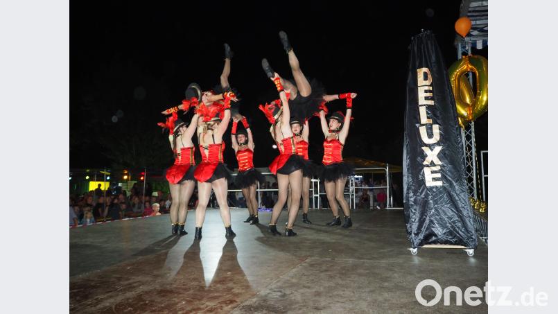Die Showtanzgruppe „Magic Wings“ begeistert mit ihrer Akrobatik und ihren Kostümen krb