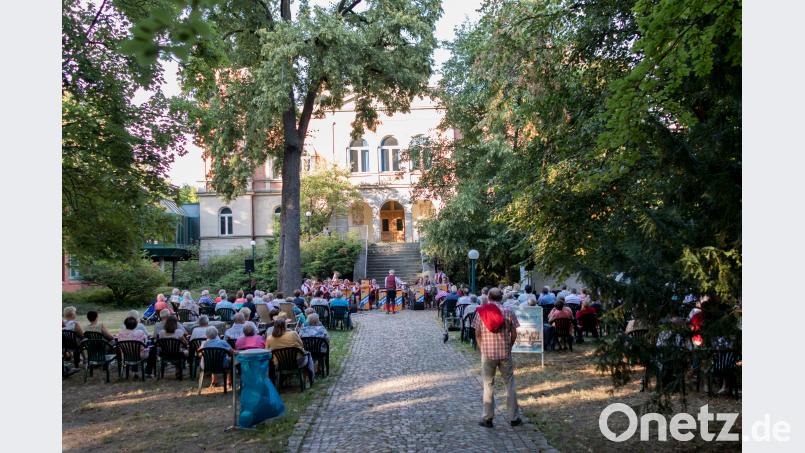 Trotz heißer Temperaturen konnten die Besucher im Schatten der großen Bäumen den Klängen lauschen ohne ins Schwitzen zu kommen. dtr