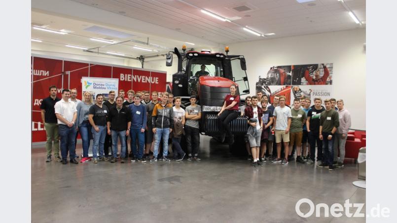 Bei Steyr-Traktoren in St. Valentin konnten die Schüler des BSZ Wiesau und ihre Lehrkräfte (von links) Dr. Tobias Kraus, Markus Meinke (Europaregion Donau Moldau), Andreas Büttner, Yvonne Landefeld, Norbert Scharnagl und Matthias Achatz einen Einblick in moderne Produktionsverfahren im Landmaschinenbau erhalten. exb