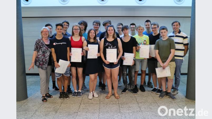 Diese Schüler schafften das Cambridge-Examen. Unser Foto zeigt sie zusammen mit ihrer Lehrerin Gerda Bayer (links).l Bild: exb