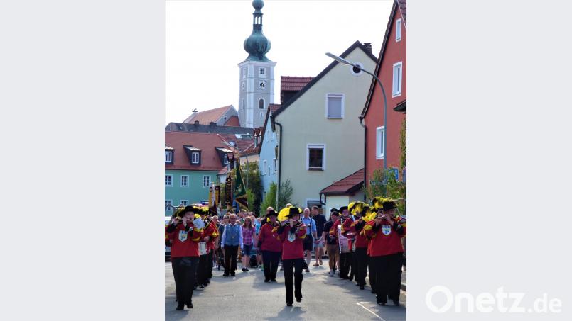 Dem Vorabendgottesdienst schließt sich der tradtionelle Fahnenzug von der Stadtpfarrkirche zum Festplatz beim &quot;Bürgermeister-Ficker-Vereinsheim&quot; in der Schulstraße an, wo das Bürgerfest eröffnet wird. mng