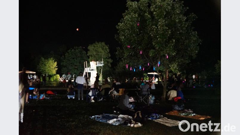Fas bis Mitternacht ist der rote Mond über dem Naturerlebnisbad zu sehen. bkr