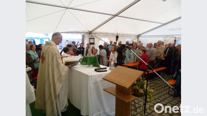 Traditionell wird das Siedlerfest am Sonntag mit einem Gottesdienst im Festzelt eröffnet. Zelebrant war Stadtpfarrer Alois Berzl. Die Pfarrei St. Michael stellte auch den Chor, der die Messe kirchenmusikalisch umrahmte. usc