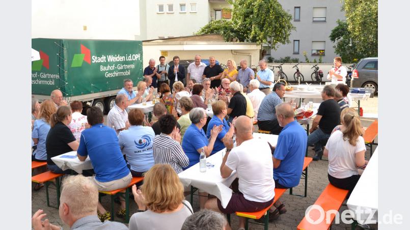 Fraktionschef Wolfgang Pausch begrüßt zusammen mit seinen Parteikollegen die Vereinsvertreter. hcz