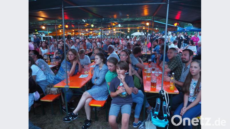 Die Gäste füllen die Sitzplätze beim Gramaufest. krb