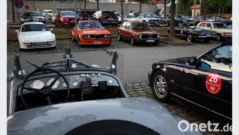 Aufgereiht stehen die Oldtimer vor der Stadthalle in Neustadt. zer