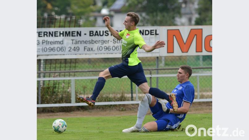 Hauzenbergs Torwart Christoph Obermüller foult den Pfreimder Maximilian Herzog. Den Elfmeter verwandelte Bastian Lobinger zum 1:0 für die SpVgg. Am Ende nahmen die Gäste aber die Punkte mit. 	Bild: ham ham