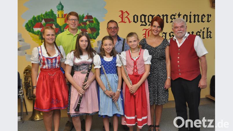 Bei der Roggensteiner Blaskapelle wird gewinnbringend gearbeitet. Vier Nachwuchsmusiker haben sich auch heuer wieder der D-1-Leistungsprüfung unterzogen. Kapellmeister Josef Wolfrath (Mitte) sichert damit den Fortbestand der über die Grenzen der Großgemeinde hinaus bekannten Blaskapelle. dob
