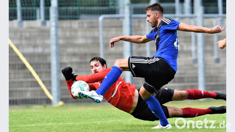 Benjamin Werner erzielt in dieser Szene das 2:0 für die SpVgg SV Weiden. Die Schwarz-Blauen landeten im Heimspiel gegen den VfB Bach einen ungefährdeten 3:0-Sieg – es war der vierte Dreier im vierten Saisonspiel. Büttner