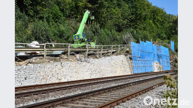 Nach der Sicherung der Stützmauer am Kellerweg mit Dübel wird jetzt der Kopfbalken gebaut, der dann die Straße trägt. Bild: bnr