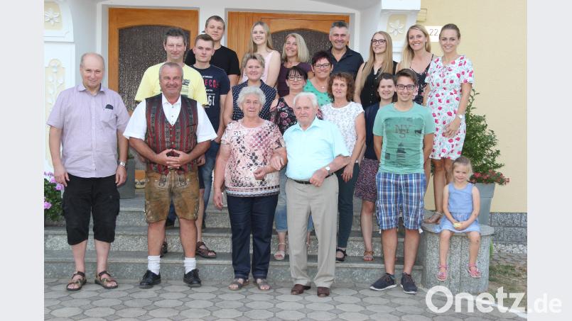 Die Jubilarin Anna Ries (vorne Dritte von links) zeigt das Bild im Kreise der Besucher, die sie beglückwünschten. Bild: ral