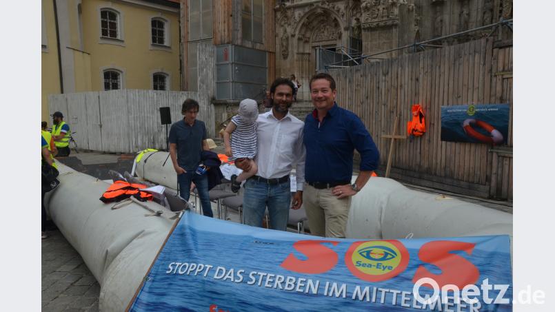 Der Regensburger Unternehmer und Initiator der „Sea-Eye“, Michael Buschheuer, mit Bundestagsabgeordneten Uli Grötsch im Schlauchboot vor dem Dom. uz
