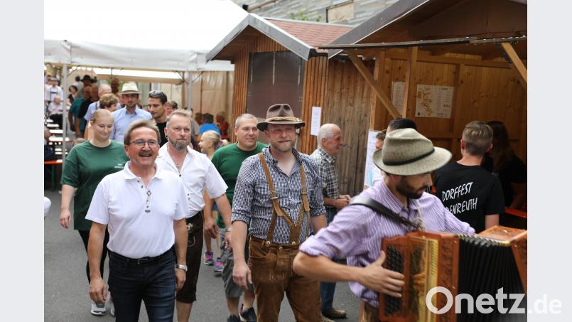 Einzug zum Dorffest mit (von links) Bürgermeister Hans Donko und Festleiter Erwin Häupler sowie voran Musiker Johannes Dötterl. njn