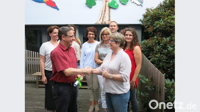 Rektorin Gisela Kastner verabschiedete den Thomas Bernreuther: Sieben Jahre lang war er Vorsitzender des Elternbeirats der Mittelschule Mitterteich. exb