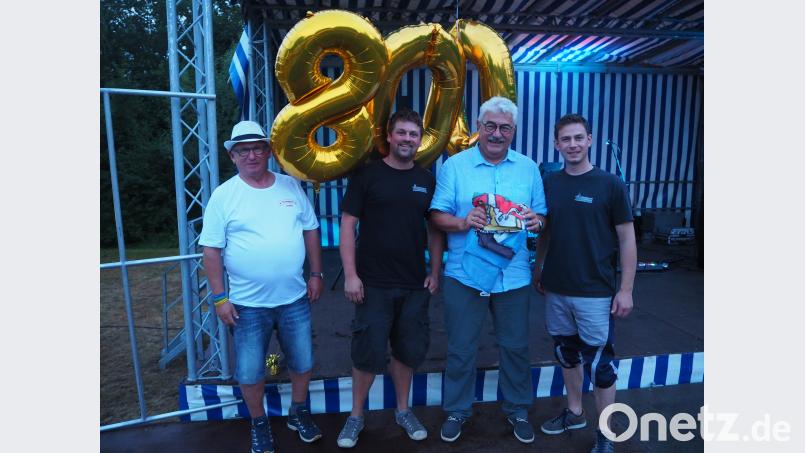 In goldenen Ziffern gibt es die 800 als Luftballon krb