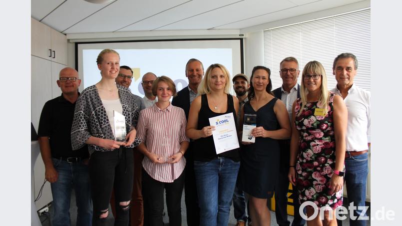 Die Gewinnerinnen und ein Teil der angereisten Jury: (vorne, von links) Rabea Pfleger, Marie Bauer, Birgit Gebert und Ramona Gilch vom Elly-Heuss Gymnasiums, Kerstin Burkhard von der C3 Marketing-Agentur. In der zweiten Reihe (von links) Theo Kurtz, Dieter Pröm, Alexander Winkler, Gerd Wächter, Philipp Reich, Bürgermeister Franz Stahl und Rudolf Kunz. axs