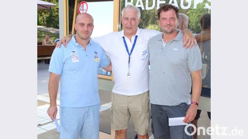 Je 400 Euro gibt SV-Fördervereinsvorsitzender Reinhard Meier (Mitte) an Michael Brandl (rechts) von der Schwimmabteilung und Thomas Eigner von der Wasserballabteilung für deren Jugendarbeit. Dobmeier