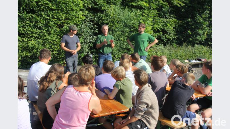 Interessiert lauschen die Schüler den Ausführungen der drei Fachleute (stehend von links), Gewässerökologe Matthias Merkel vom Fischereiverband Oberpfalz, Peter Schwabenbauer und Alexander Fröhlich vom örtlichen Fischereiverein. frd