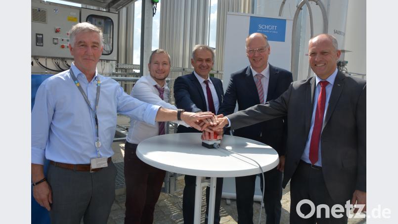 Die Verantwortlichen drücken gemeinsam den roten Knopf, der die neue Sauerstoffanlage in Betrieb setzte. Mit dabei sind (von links) Robert Schmid (Linde AG), Klaus Keilwerth (Schott), Bürgermeister Roland Grillmeier, Standortleiter Stefan Rosner und Jens Waldeck (Linde AG). jr