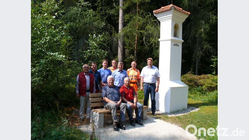 Neue Ruhebänke sind am Stationsweg aufgestellt worden. Die Beteiligten trafen sich jetzt zum Probesitzen. kgg