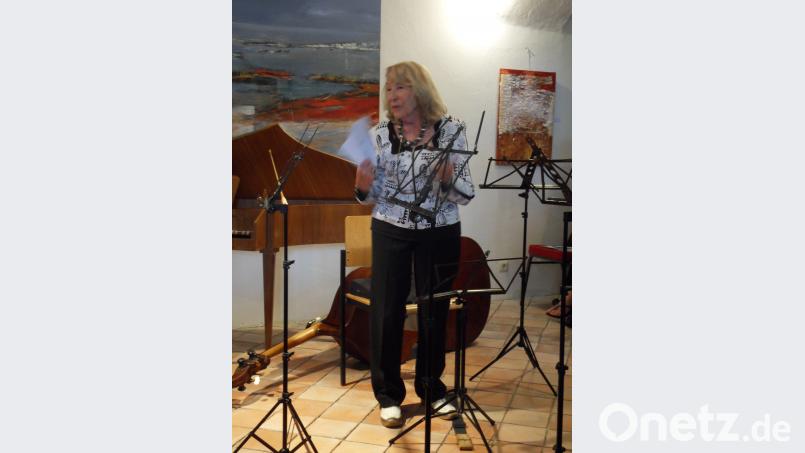 Dr. Rita Kielhorn begrüßt die zahlreichen Zuhörer im Marstall hbl