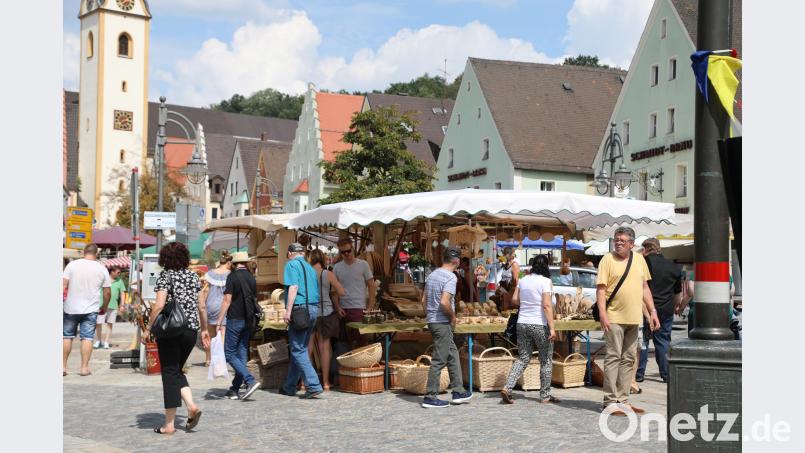 In Schwandorf hatten am Sonntag die Geschäfte geöffnet und der Jakobimarkt ging über die Bühne. Gerhard Götz