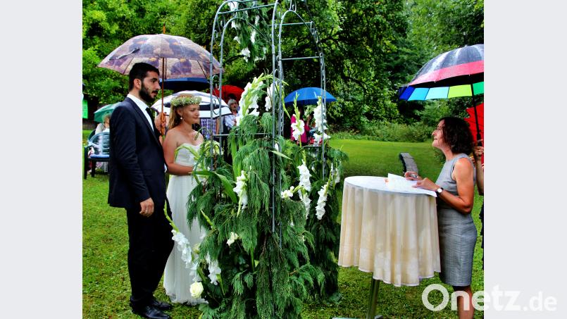 Ramona und Yunus Baskurt erneuern vor Standesbeamtin Lydia Zahner (rechts) ihr Eheversprechen. Regentropfen in den Brautschleier verheißen Glück in der Ehe. ds